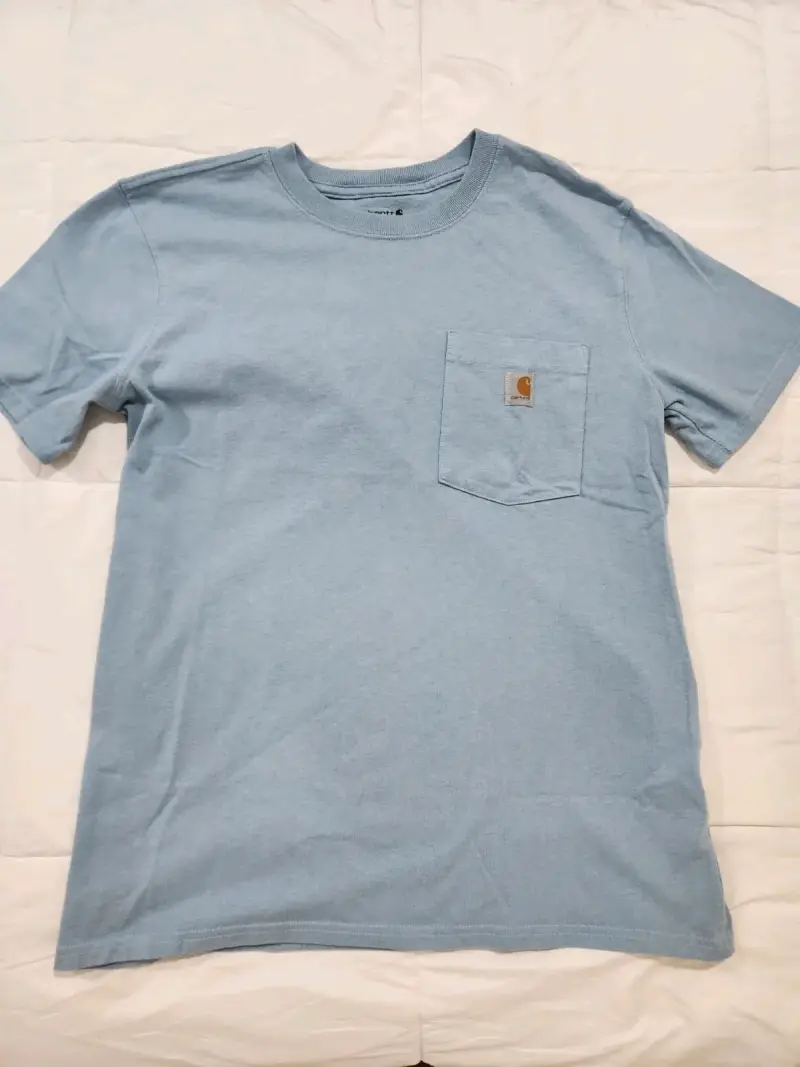 Polera Carhartt celeste con bolsillo - 1