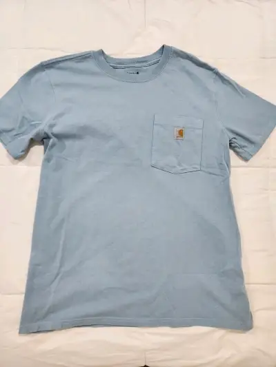 Polera Carhartt celeste con bolsillo - miniatura 1