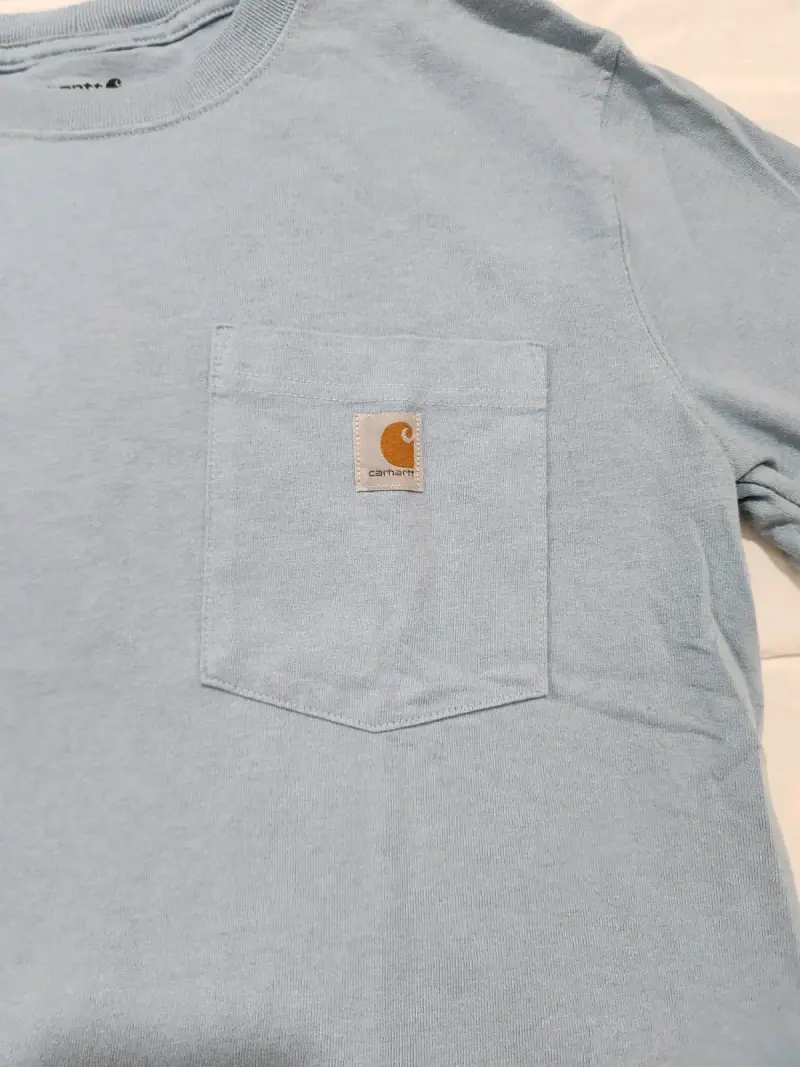 Polera Carhartt celeste con bolsillo - 2