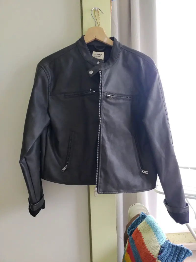 Chaqueta negra de cuero sintético - 1