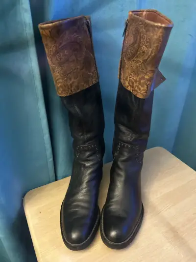 Botas de cuero negro diseño único - miniatura 1