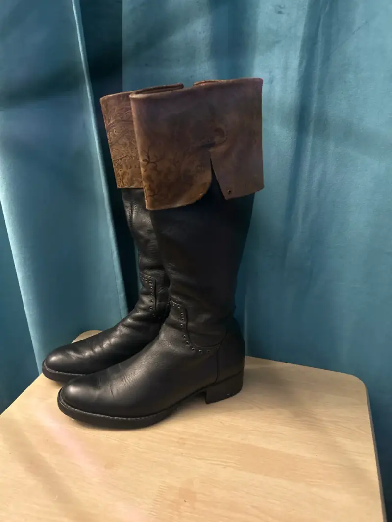Botas de cuero negro diseño único - 3