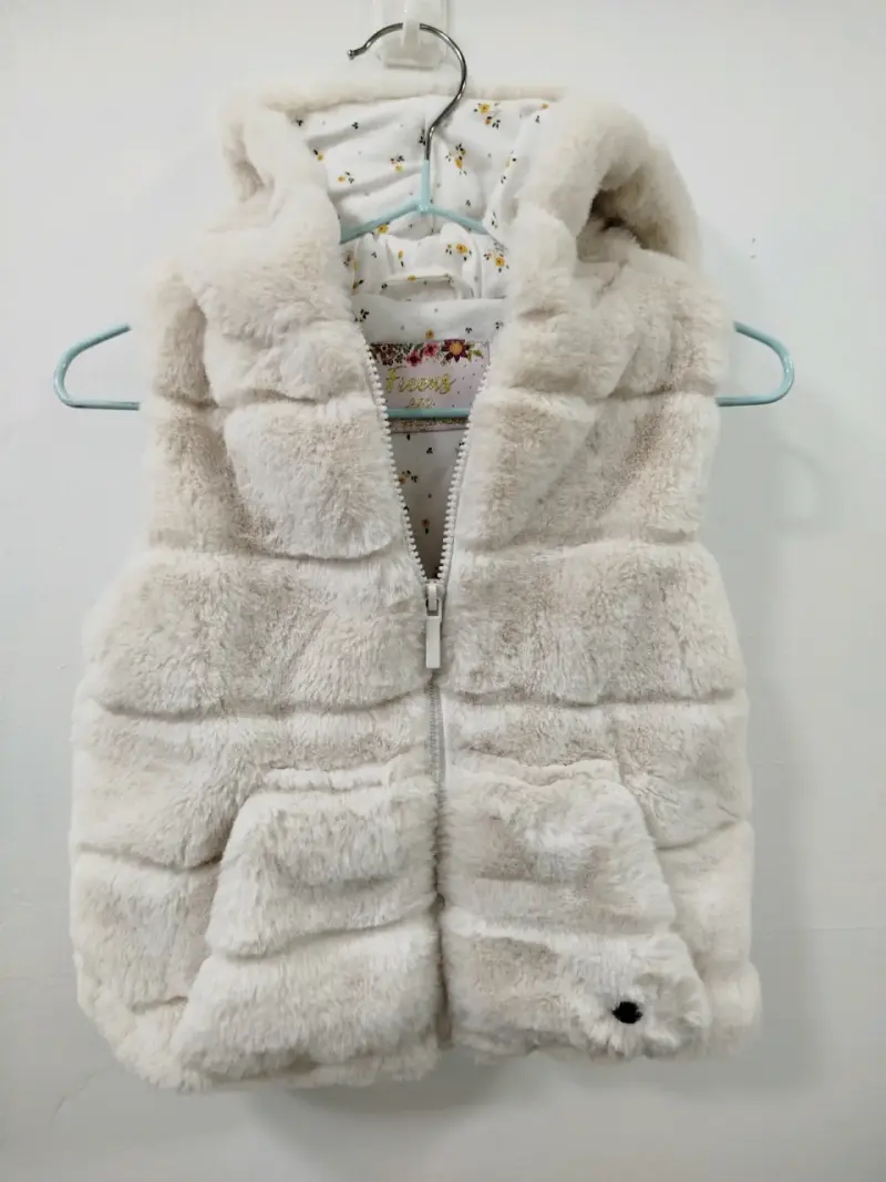 Ropa bebé. Chaleco de piel sintética beige