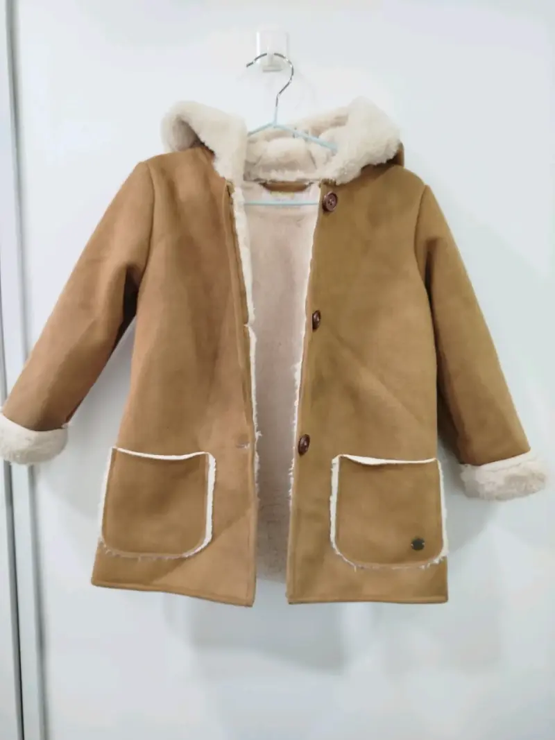 Abrigo camel con capucha