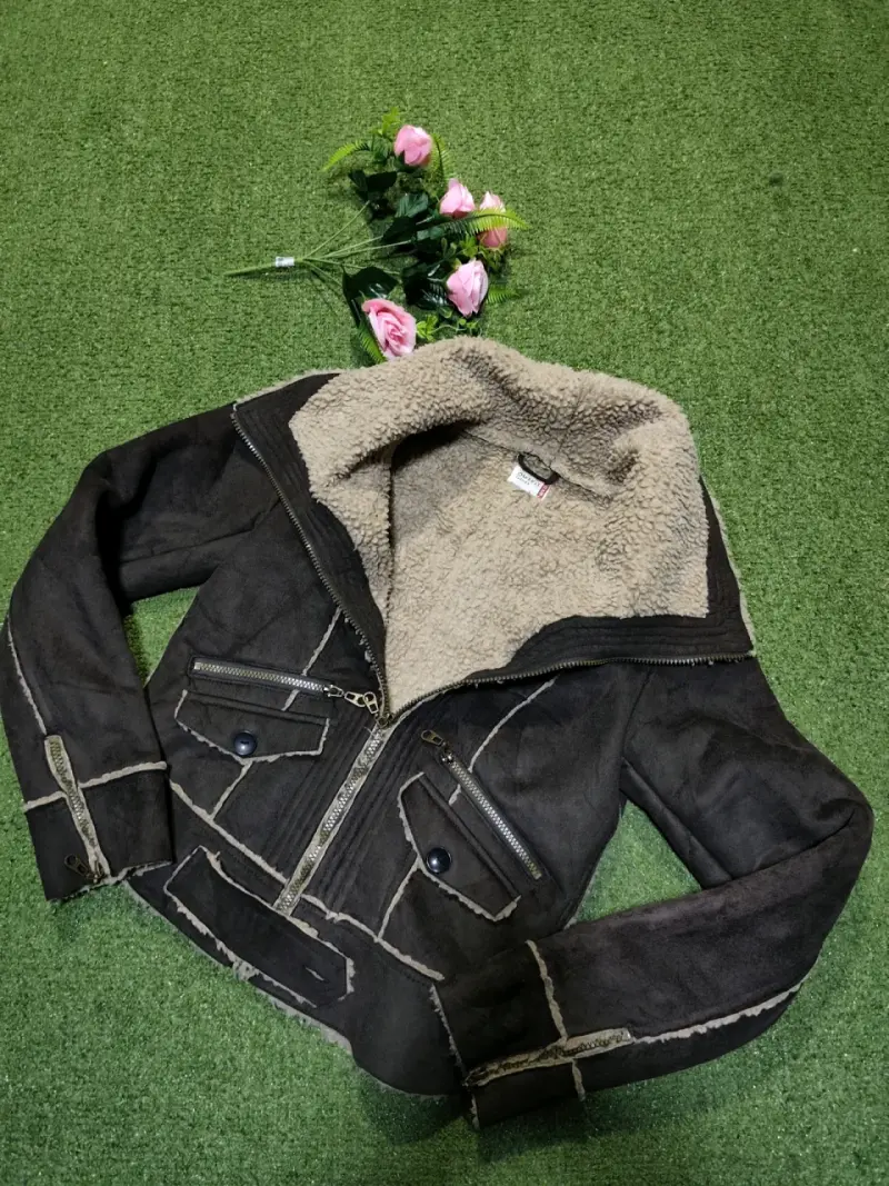 Chaqueta gamuza café con forro de corderito - 3