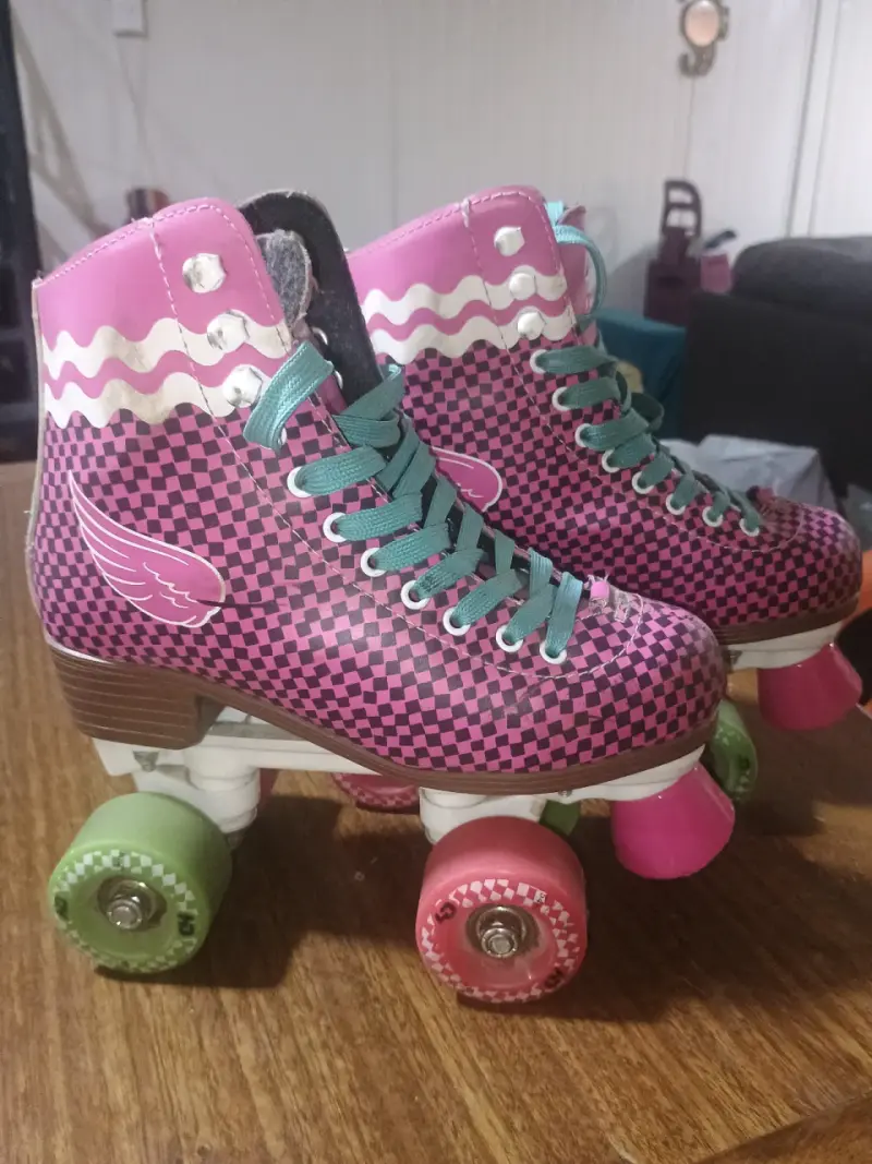 Patines de cuatro ruedas rosados - 1