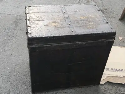 Baúl antiguo de madera - miniatura 1