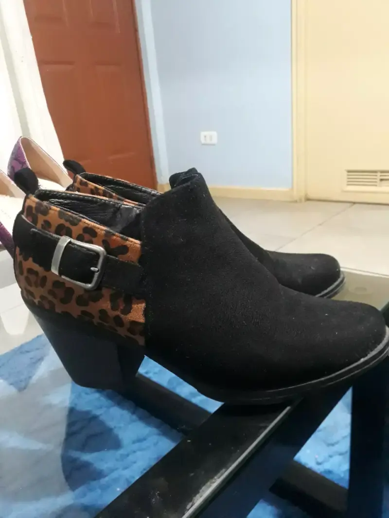 Botines negros y animal print - 1