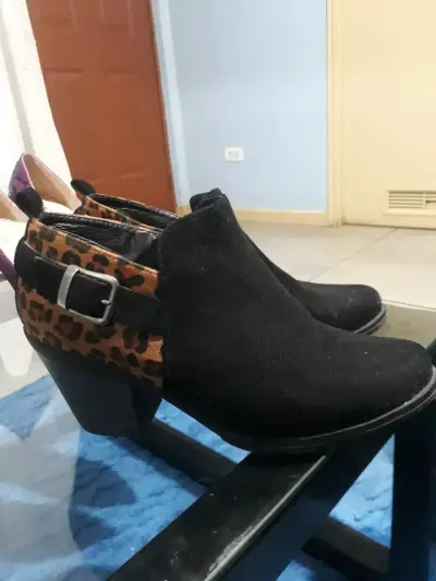 Botines negros y animal print - miniatura 1