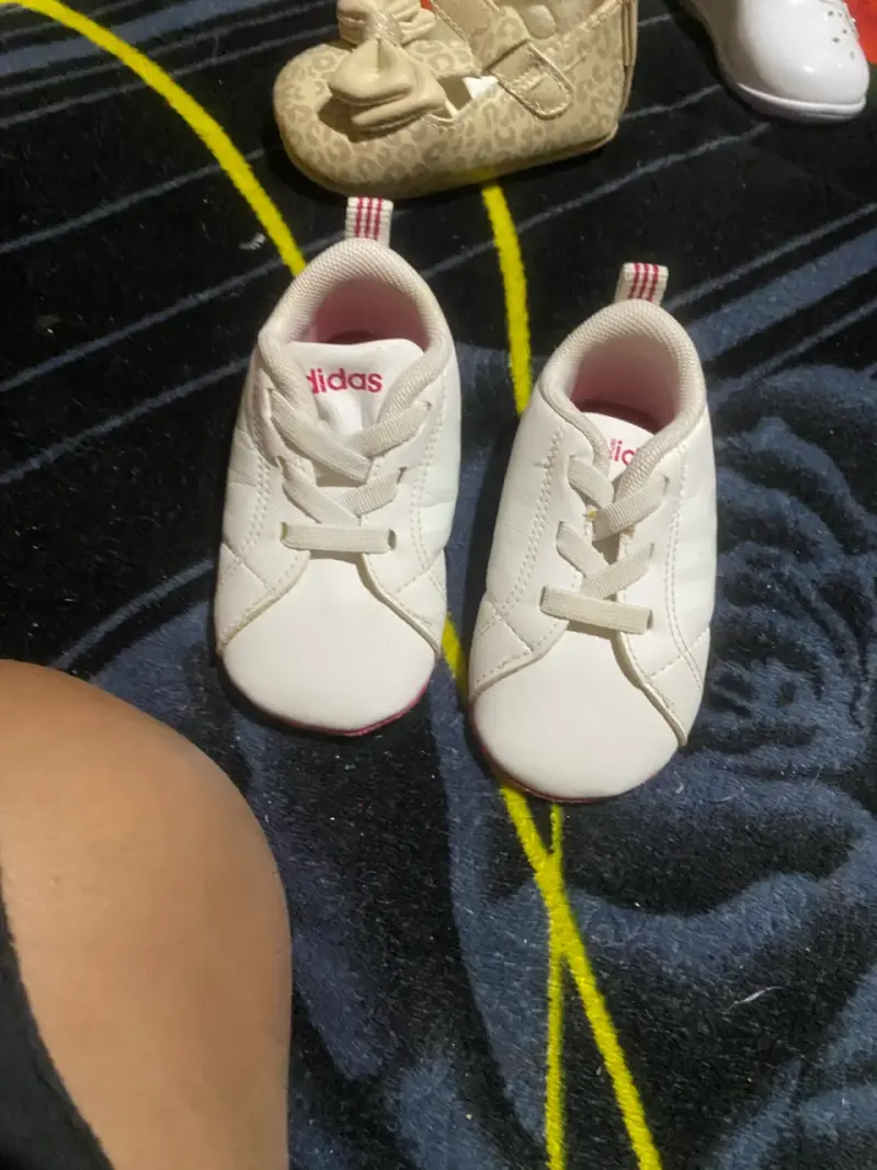 Zapatillas blancas para bebé