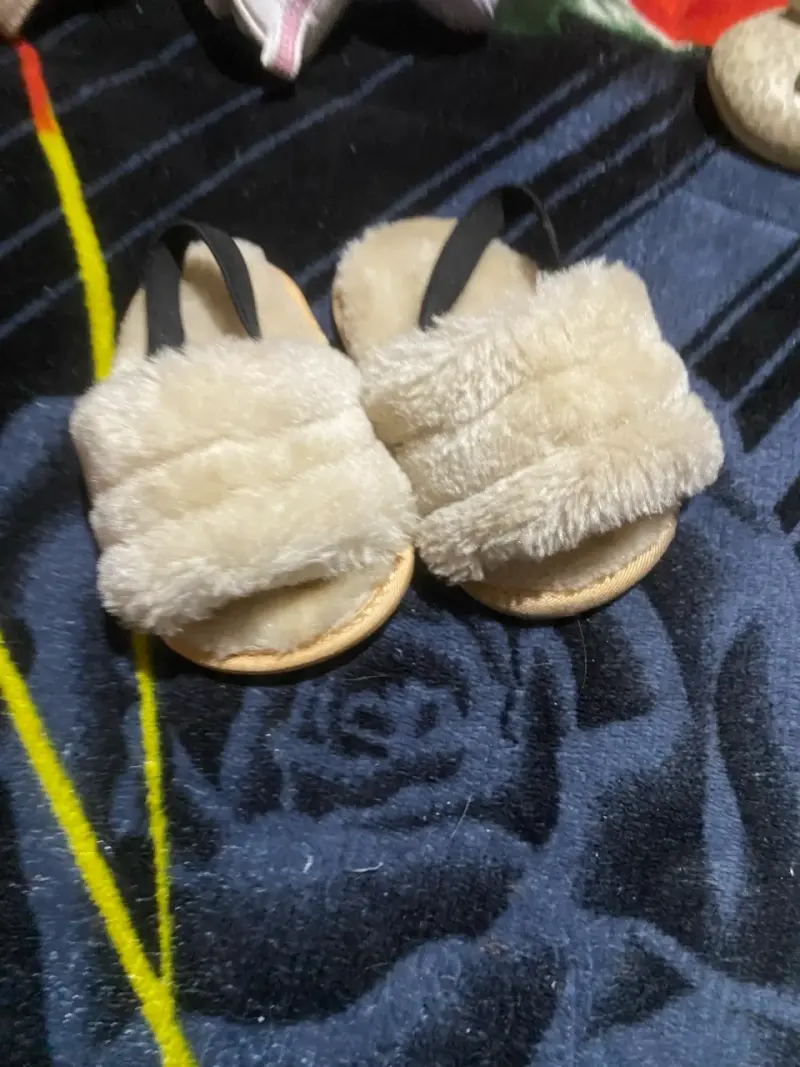 Sandalias peludas beige