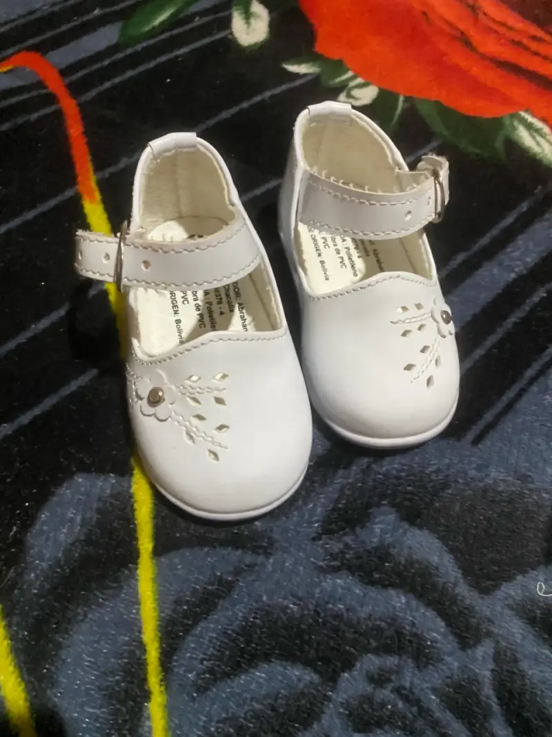Zapatos blancos de bebé