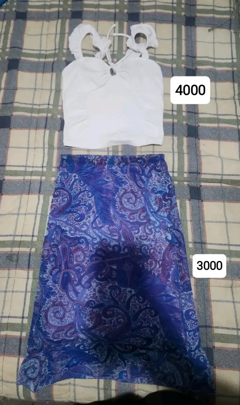 Conjunto top blanco y falda azul con morado