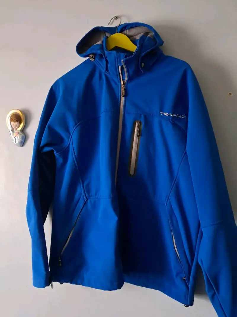 Chaqueta azul con capucha