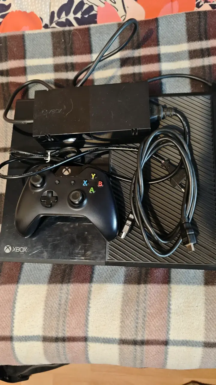 Consola Xbox con control y cables - 1