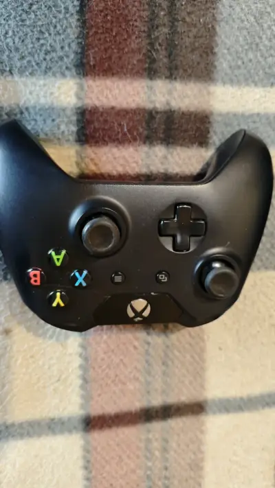 Consola Xbox con control y cables - miniatura 2