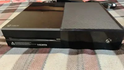 Consola Xbox con control y cables - miniatura 3