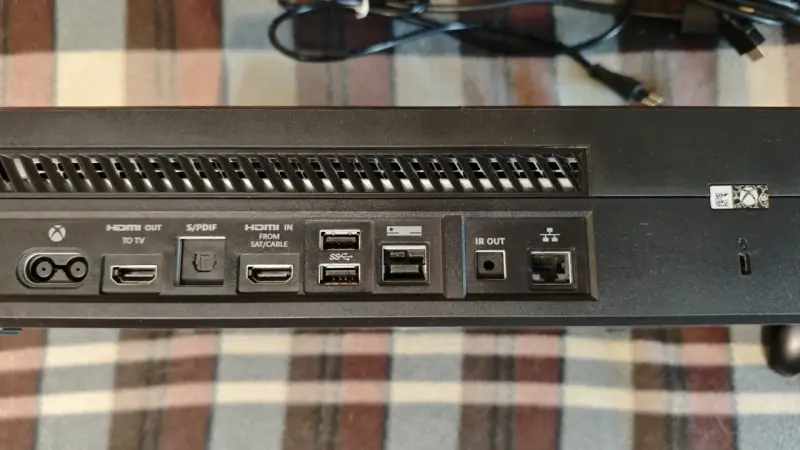 Consola Xbox con control y cables - 4