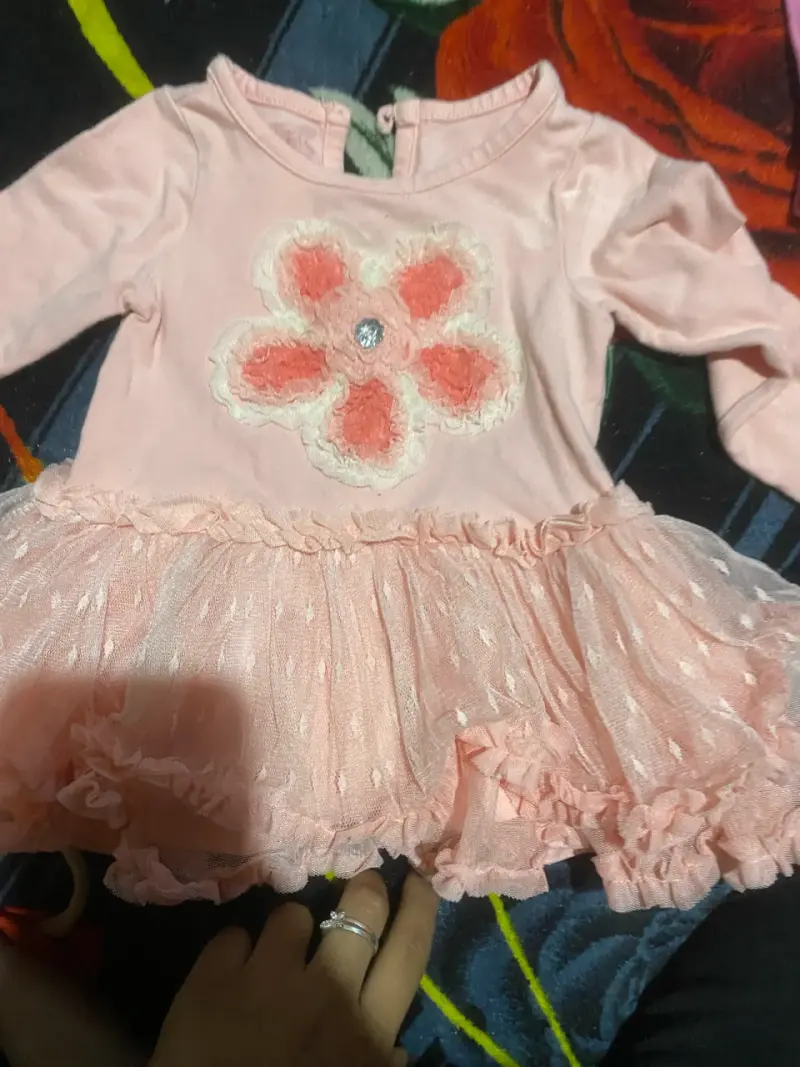 Vestido rosado con flor infantil