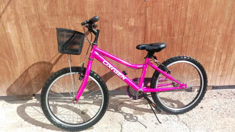 Bicicleta infantil rosa con canasto