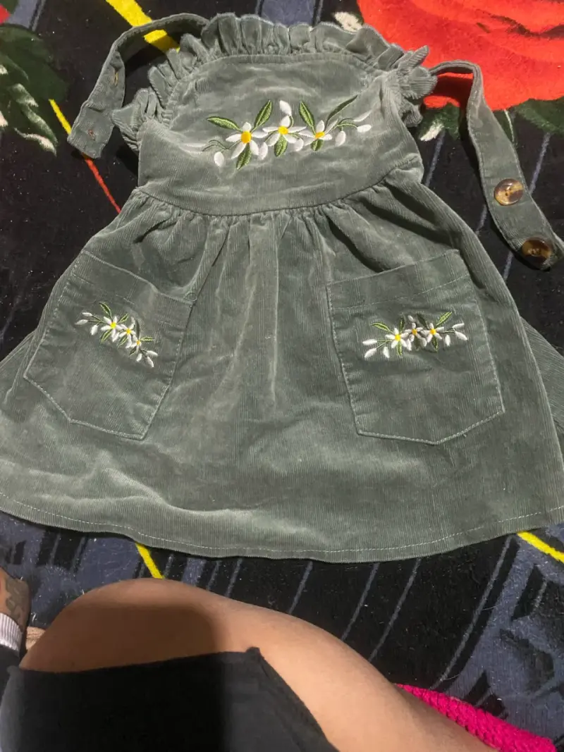 Vestido verde con bordado floral
