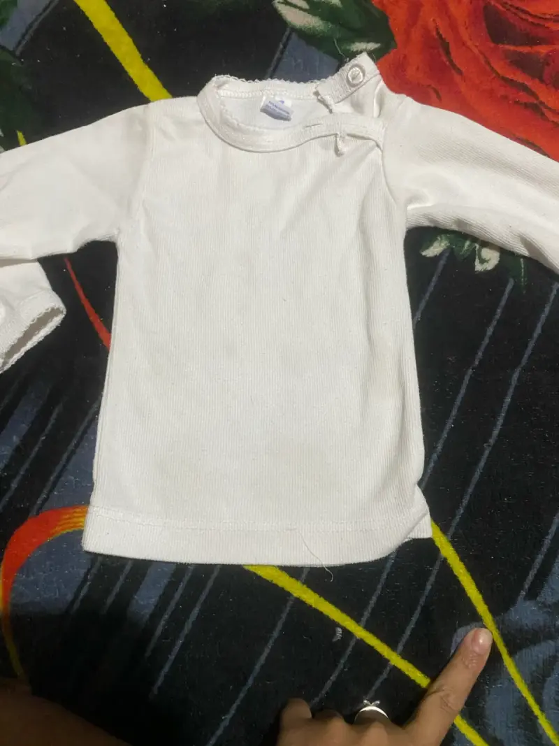 Polera blanca para bebé