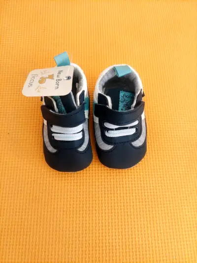 Zapatitos de bebé azul con velcro - miniatura 1