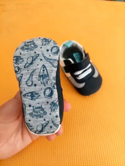 Zapatitos de bebé azul con velcro - miniatura 2