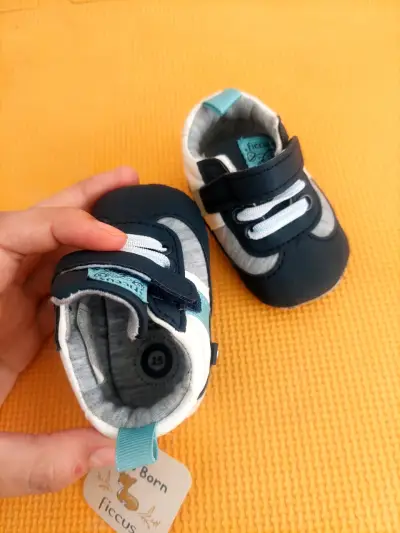 Zapatitos de bebé azul con velcro - miniatura 3