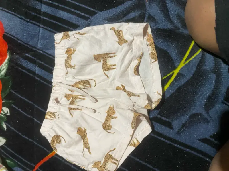 Shorts infantiles con estampado de leopardos - 1