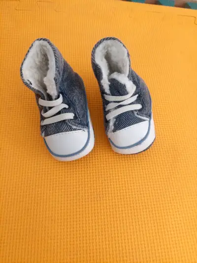 Zapatillas bebé azul forradas - miniatura 1