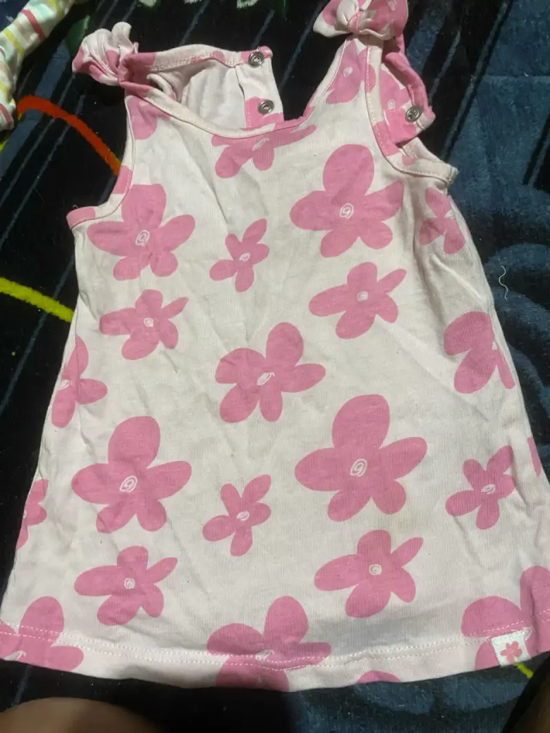 Vestido infantil con flores rosas