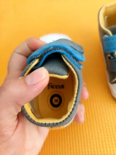 Zapatillas bebé azul y gris - miniatura 2