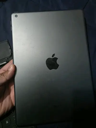 iPad 9na generación color gris en buen estado - miniatura 5
