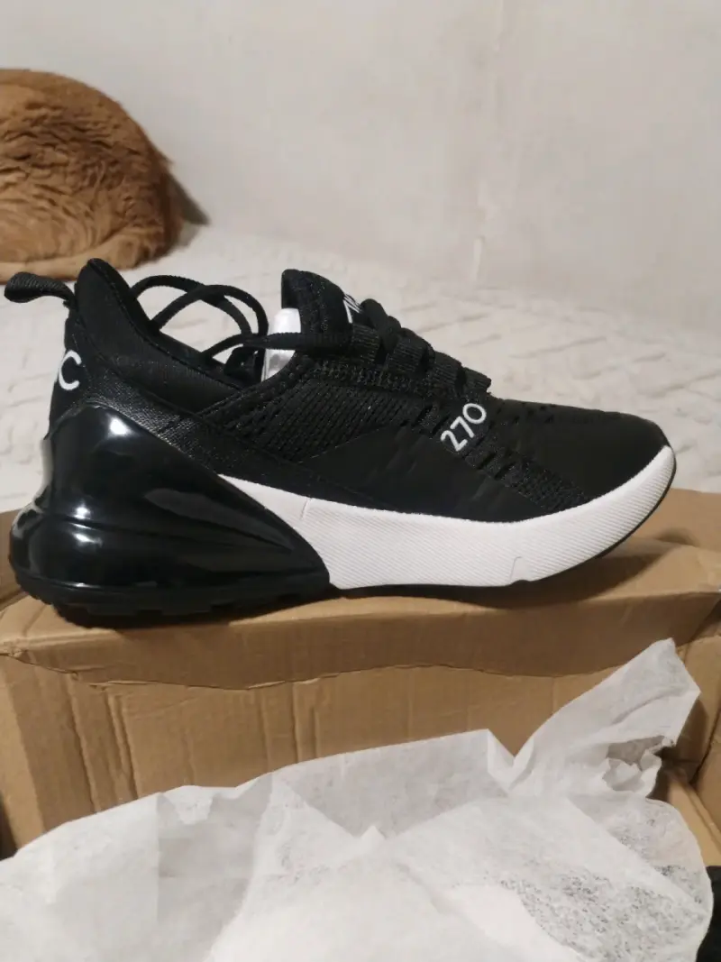 Zapatillas negras deportivas - 1