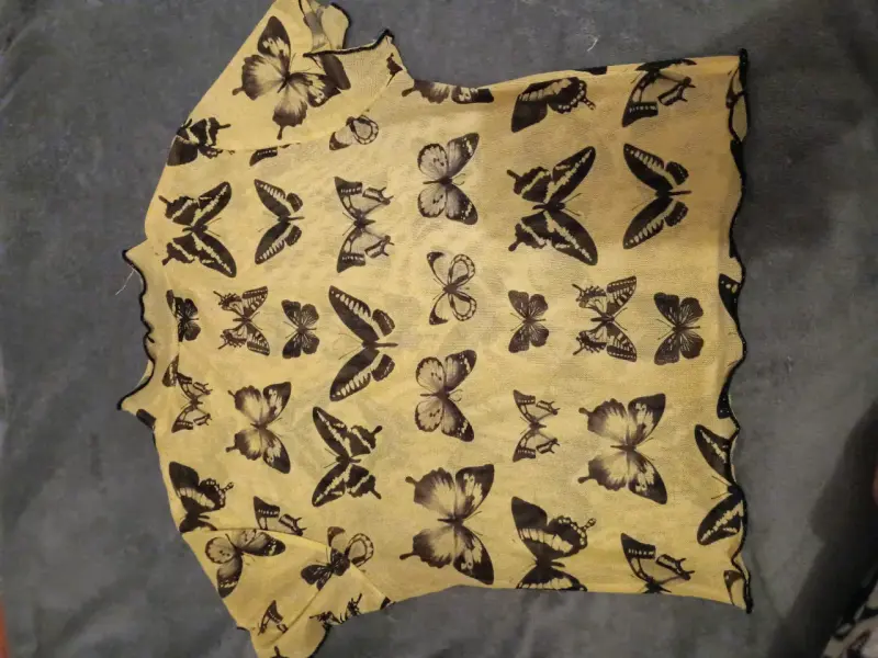Polera amarilla con mariposas - 2