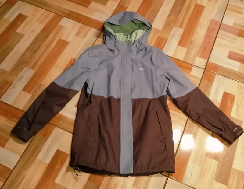 Cortaviento bicolor con capucha