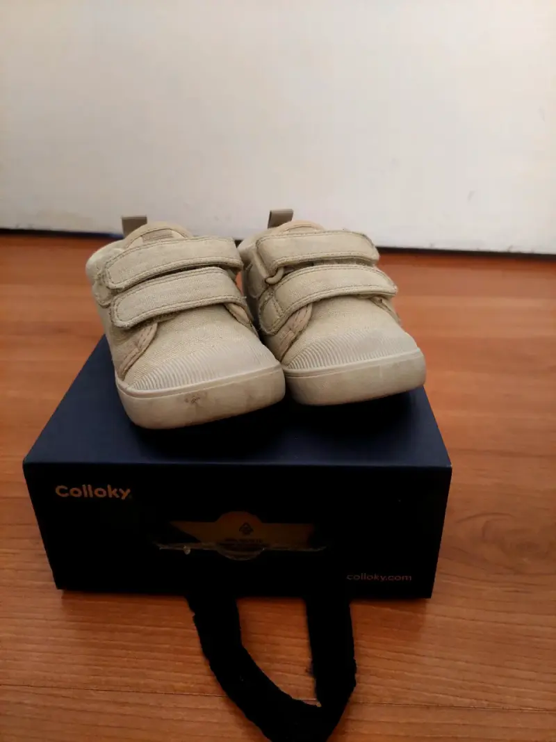 Zapatillas beige con velcro para niño - 1