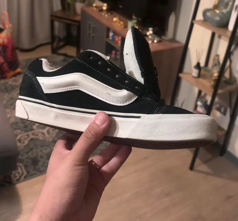 Zapatillas negras y blancas - 1