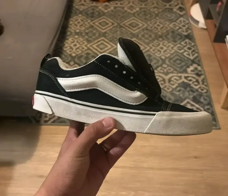 Zapatillas negras y blancas - 2