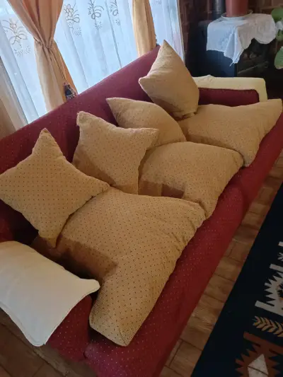 Sillón rojo con cojines - miniatura 2