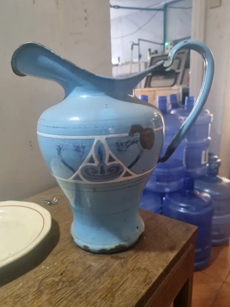 Jarro fierro enlozado azul vintage