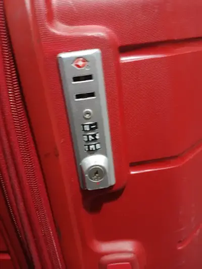 Maleta roja con cerradura TSA - miniatura 1