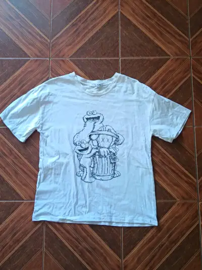 Polera blanca con diseño gráfico - miniatura 1