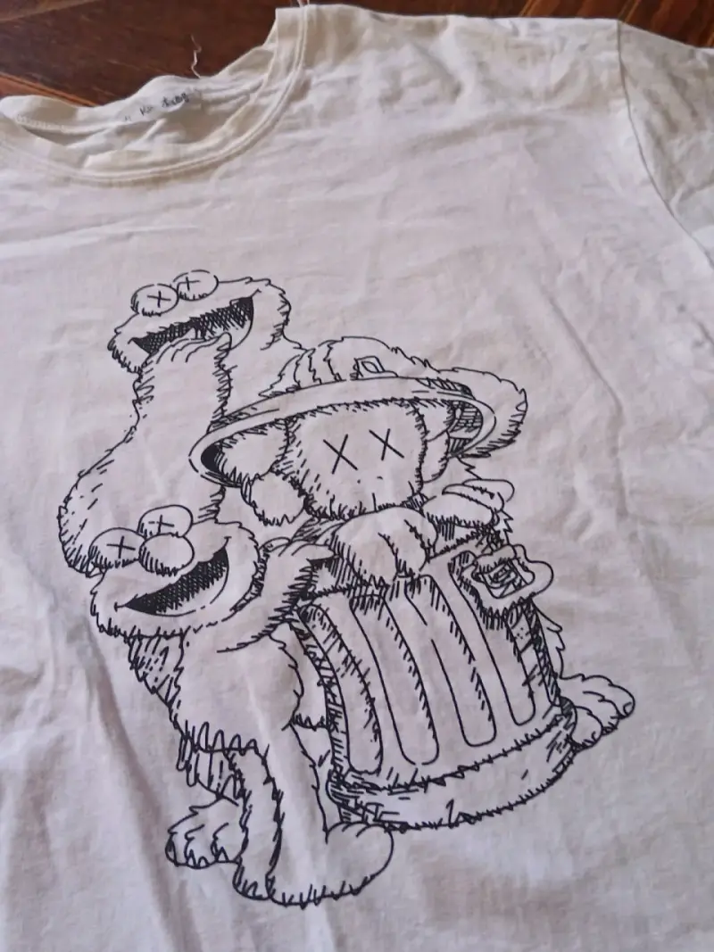 Polera blanca con diseño gráfico - 2