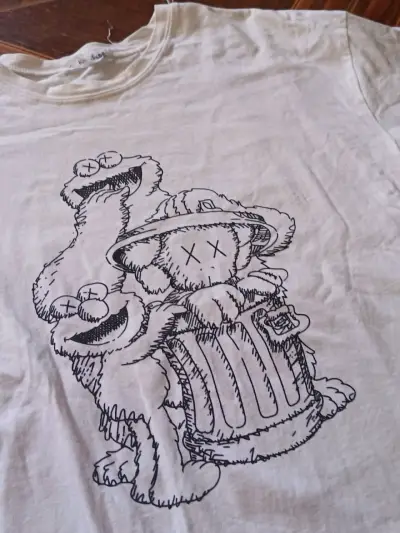 Polera blanca con diseño gráfico - miniatura 2