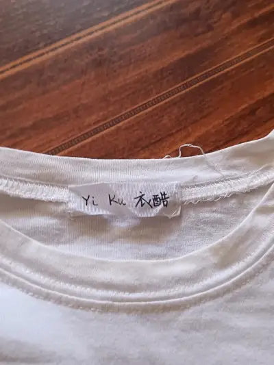 Polera blanca con diseño gráfico - miniatura 3