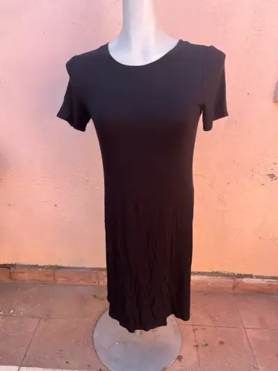 Vestido negro básico - miniatura 1