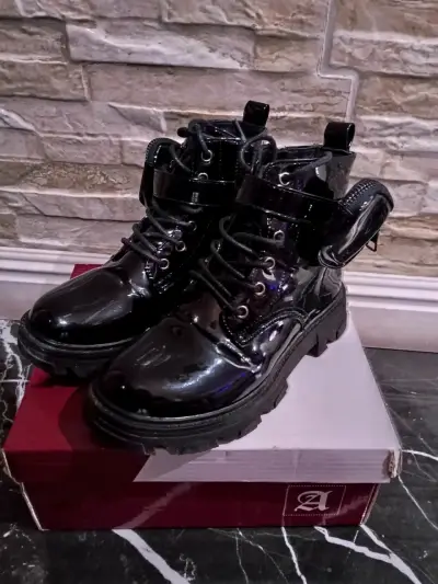 Botines negros charol con bolsillo de niña - miniatura 1