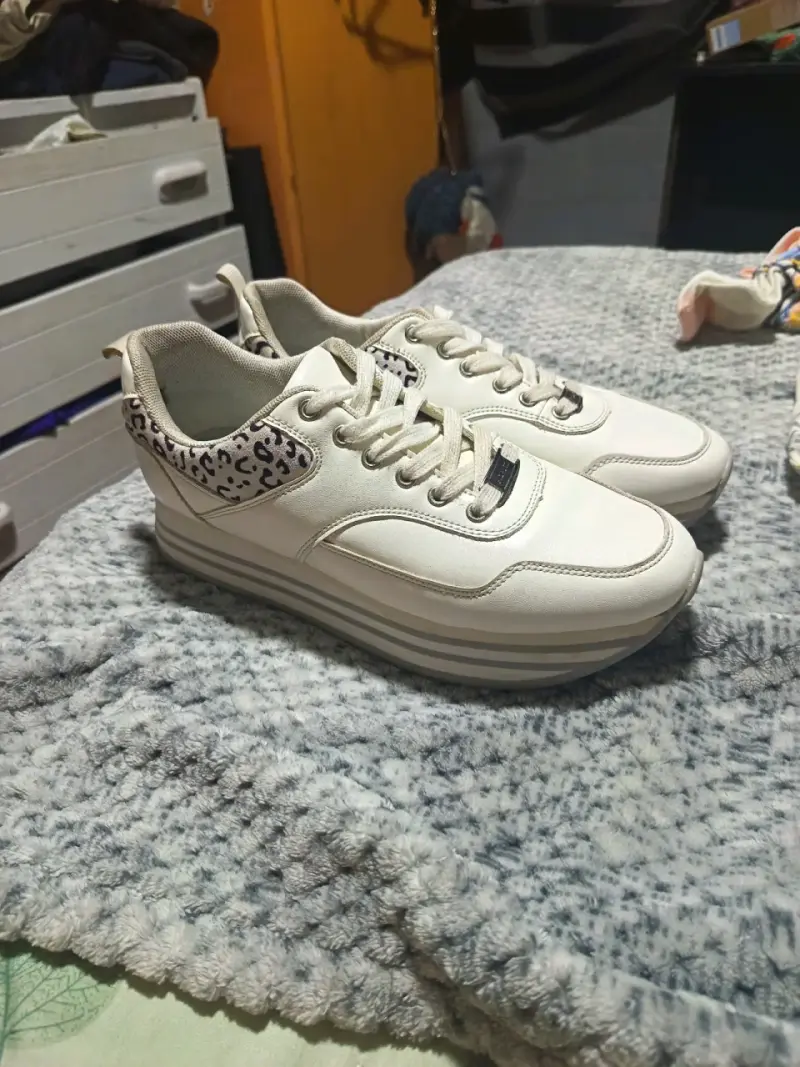 Zapatillas blancas con detalle animal print - 1